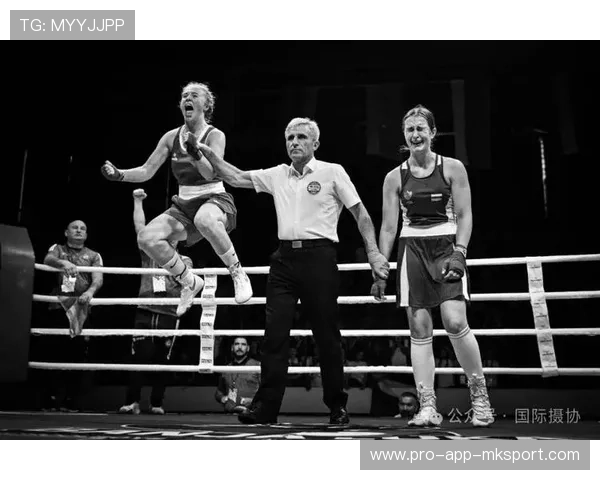 拳击手用气势压倒式打法拿下胜利