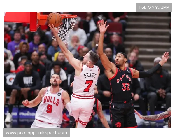 劳里突破送出漂亮助攻，猛龙快攻得手