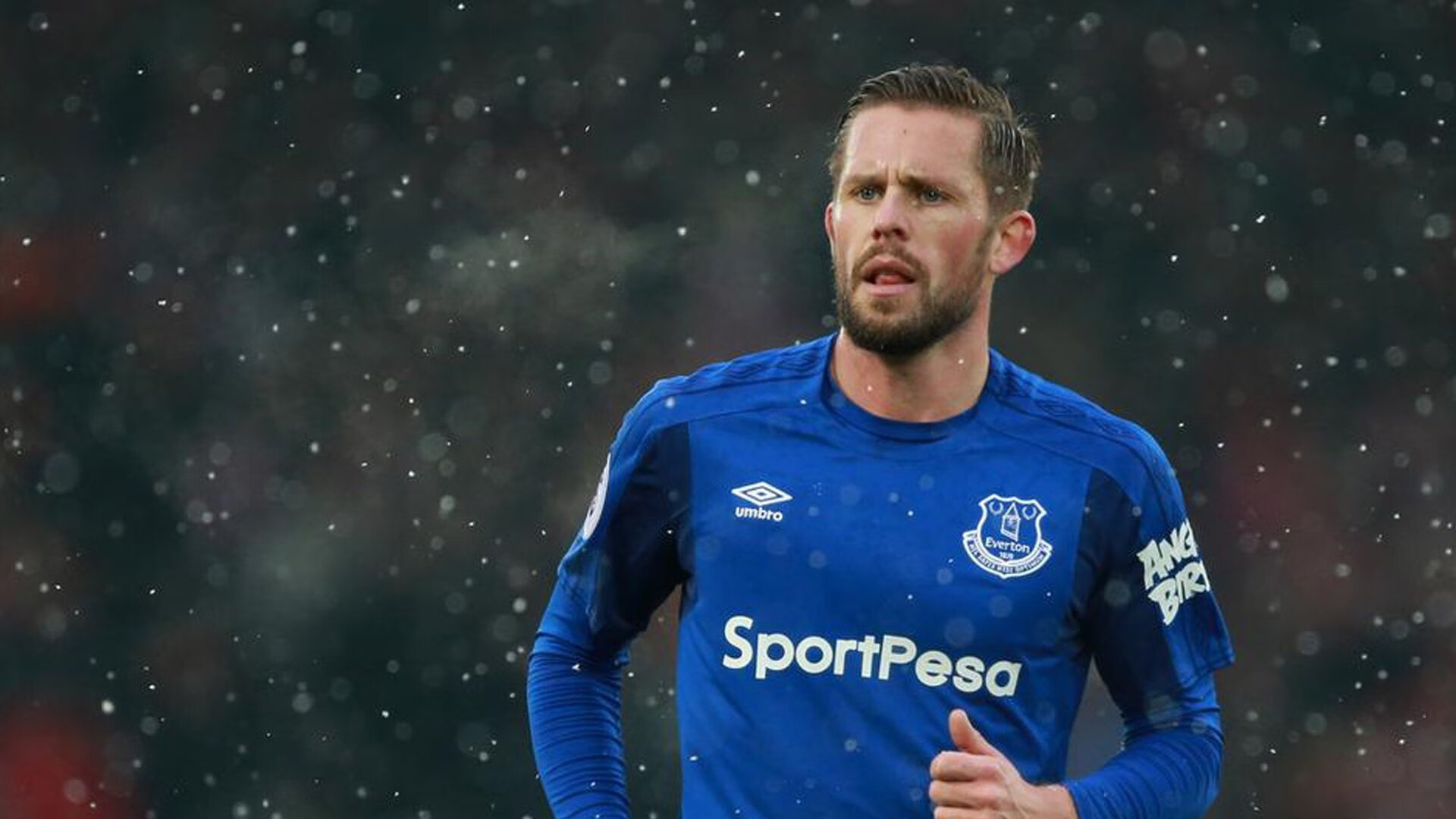 “拳脚交锋，四川省体育馆自由搏击赛火力全开”